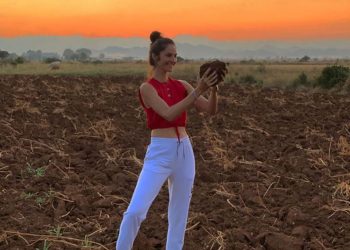 FOTOT/ Emina Cunmulaj risjell kohën e fëmijërisë: Këtu sillja lopët dhe i ruaja!