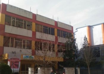 Punonjësja rezultoi me COVID, të tjerë presin përgjigjen e tamponit/ Mbyllet biblioteka publike e qytetit të Fierit
