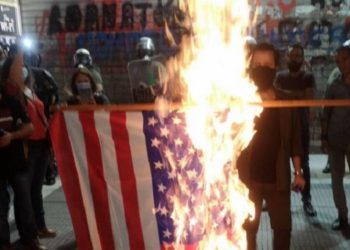 “Çmenden” grekët, djegin flamurin e SHBA dhe bëjnë thirrje anti-NATO pas vizitës së Mike Pompeo në Athinë