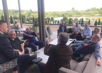 FOTO/ Të shtrirë në kafe, presidentët e klubeve të futbollit diskutojnë në Bjellorusi për bojkotin e Superligës