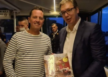 Video/ “Kënduam me serbët për Alabamën”, Grenell i kënaqur nga darka festive dhe dhuratat e Vuçiç