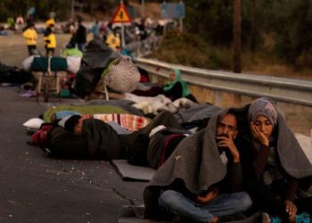 Djegia e kampit në Greqi/ Mijëra emigrantë, fëmijë dhe gra kalojnë natën e tretë jashtë