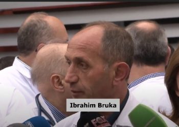 Tha se nuk u pritën në takim nga Manastirliu/ Del ‘blof’ kirurgu në protestën e mjekëve, kandidat i PD për deputet në Kukës