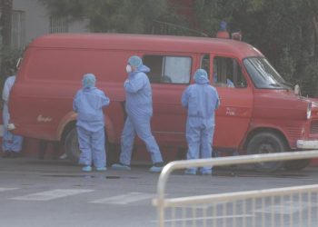 Gardianë me maska dhe automatikë, shoqërojnë të burgosurën tek Infektivi