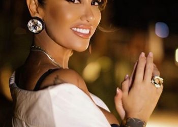 “Je bërë si transvestit!”/ Jonida Maliqi i kthehet ndjekëses