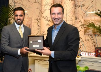 Fondi i Zhvillimit të Katarit 5 milionë dollarë për shkollat dhe kopshtet në Tiranë, Veliaj i dhuron Çelësin e Tiranës Al- Kuwarit
