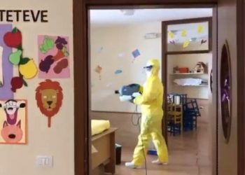 Edukatorja dhe fëmija e saj 5 vjeç, pozitiv me COVID, mbyllet kopshti në Kuçovë/ Infektohet punonjësja e fasonerisë