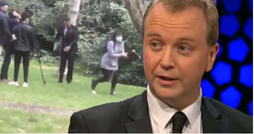 VIDEO e pazakontë/ Gruaja godet me shishe gjatë intervistës kryeministrin  irlandez, largohet me vrap -