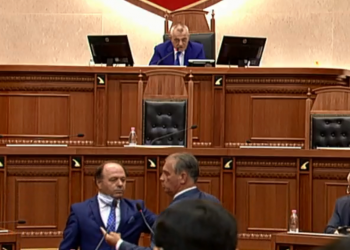 Alimadhi “rebelohet” dhe bllokon foltoren e Kuvendit, Ruçi e përjashton nga seanca: Je fatkeq për identitetin që ke