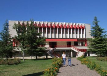 Dy punonjës pozitivë me COVID-19, mbyllet biblioteka në Lezhë