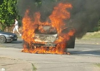 Makina përfshihet nga flakët në ecje, shoferi del me shpejtësi nga automjeti
