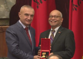 Ligji për presidentin/ Mazhoranca do ia kufizojë “dekorimet elektorale” Metës