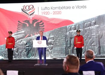Meta “lëshon dorën”, dekoron 20 luftëtarë të Luftës Kombëtare të Vlorës: Sovraniteti në këtë tokë i përket vetëm popullit