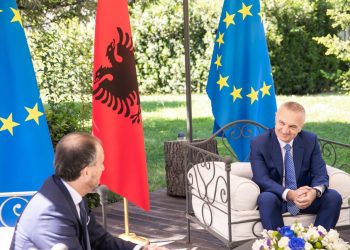 Lëvizje e papritur/ Ambasadori i BE, Luigi Soreca takon Metën në Presidencë