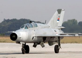 Serbi/ Avioni ushtarak rrëzohet në oborrin e një banese, vdesin dy pilotë, plagoset pronari i shtëpisë