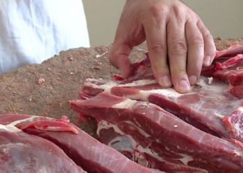 Shpenzimet për ushqim / INSTAT: Peshën më të madhe e zë mishi dhe bulmeti