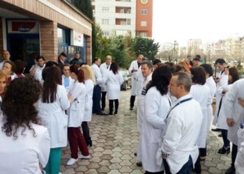 Ironike! Mjekët thërrasin protestë për nesër, policia: Nuk lejohen grumbullimet në kohë pandemie
