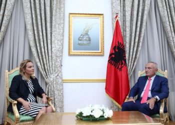 VIDEO/ Monika i shkon Metës në zyrë, qytetari ironizon takimin: O ZOT ku kemi përfunduar