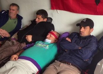 “Nuk tërhiqemi!”/ Naftëtarët e Ballshit në ditën e tretë të grevës së urisë, fillon përkeqësimi i gjendjes shëndetësore