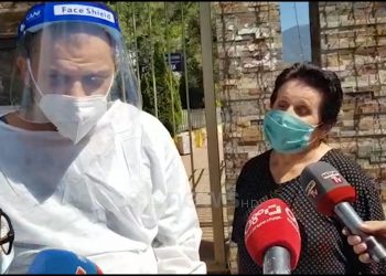 “S’ka si momenti kur del”/ Me infermierin për dore dhe e buzëqeshur, qytetarja lë spitalin pasi mposhti COVID