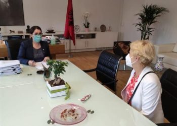 Masat anti-COVID për vjeshtën dhe dimrin, kryetarja e OBSH në Shqipëri takon Manastirliun: Së bashku ia dalim