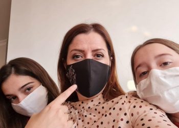 ‘Bëhu superhero, mbaje maskën çdo ditë’/ Manastirliu nxjerr FOTO me vajzat: Emocion dhe përgjegjësi për çdo prind