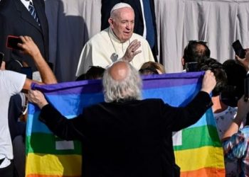 Fëmijët nuk u pranohen në Kishë/ Papa takon prindërit e fëmijëve LGBT: Nuk do përjashtohen më, Zoti i do ashtu siç janë