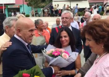 Pëllumb Pipero shpallet “Qytetar Nderi” i Skraparit: Nder dhe përgjegjësi e madhe, detyrën e mjekut do e bëj deri në fund