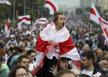 Bjellorusi/ Anëtarja e opozitës tentohet të dëbohet jashtë vendit, por gris pasaportën në kufi me Ukrainën