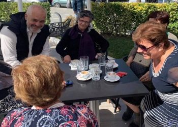 Duke shijuar kohën e mirë në Vlorë, Rama shfaqet i qeshur në kafe me gjyshet vlonjate