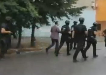 Elbasan/ 71-vjeçari nuk dorëzohet, RENEA bëhet gati për të ndërhyrë me forcë