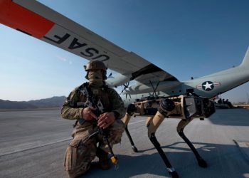 FOTO/ Vjen risia në ushtrinë amerikane, prezantohen qentë robotë për luftë
