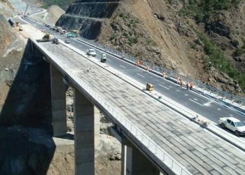 Po punonte me vinç mbi urën në “Rrugën e Arbrit”, 53-vjeçari aksidentohet dhe humb jetën (Emri)