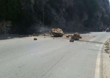 Rrëshqasin gurët në Vlorë dhe bien mbi një lokal, plagoset një person