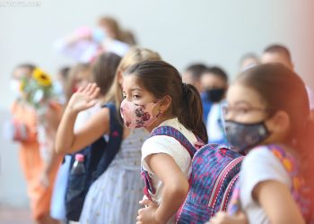 Maska, distancim dhe fëmijë me buqeta në duar/ Dita e parë e shkollës nëpërmjet FOTOVE