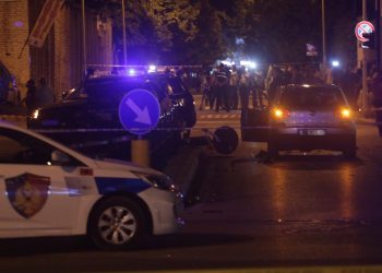 FOTOLAJM/ Ekspertiza ‘zbërthen’ makinën e Preng Gjinit, dhjetëra forca policie në vendngjarje