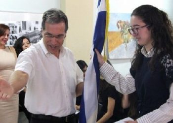 E diskriminonin për prejardhjen, 17-vjeçarja shqiptare shpallet studentja më e mirë në Athinë