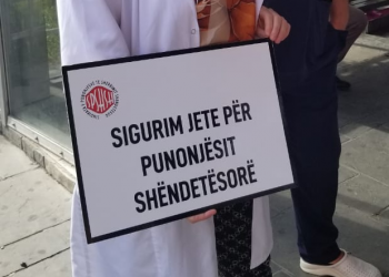 Takimi në Kryeministri s’ndal protestën/ Mjekët mblidhen para QSUT, Kirurgu: As Rama as Manastirliu s’kanë pranuar të na…