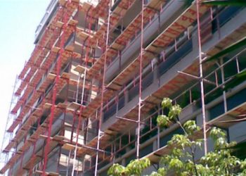 Rrëzohet nga skela punëtori në Pogradec, niset me urgjencë drejt Tiranës