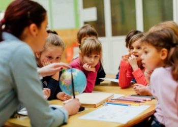Dje filloi shkolla, 10 mësues në Kolonjë dyshohet se janë infektuar me COVID/ Izolohen në shtëpi