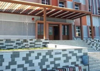 Mësuesja dhe sekretarja e gjimnazit në Tepelenë pozitiv me COVID-19/ Por mësimi…