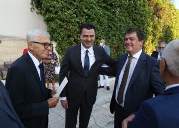 “Partitë janë kazerma politike”, Topi “zbutet” me Bashën: Rama po tenton t’i mbajë në lojën e tij