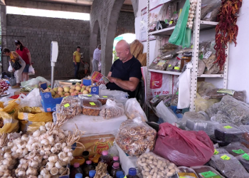 Tregtari elbasanas që ka pasion librat historikë e thriller