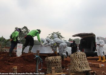 Indonezi/Dënimi i rrallë: Pa maskë, shkon e hap varre