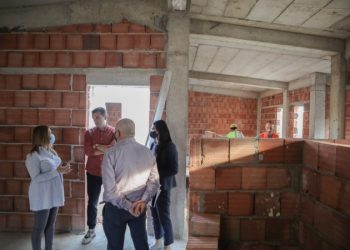 Rindërtohen dy shtëpi të shembura nga tërmeti i 26 Nëntorit në Kashar, Veliaj: Mentaliteti ‘kçk’ i PD shkatërroi Tiranën