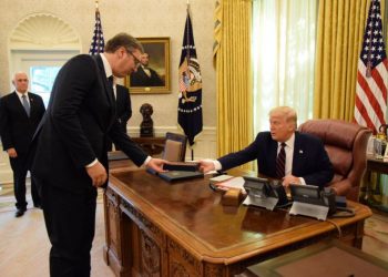 Rrjetet sociale/ A e vodhi Vuçiç stilografin e Trump-it në Shtëpinë e Bardhë?