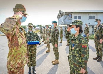 Xhaçka publikon foton: Trupat shqiptarë në Kosovë nderohen me medaljen e NATO-s