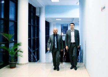 Grushta në Kamëz/ Badigardët e Xhelal Mziut bëjnë për spital dy anëtarë të PD-së