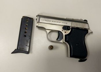 Tiranë/ Vodhi automjetin e kushërirës dhe tentoi ta digjte, arrestohet 40 vjeçari. Në banesë i gjendet një pistoletë