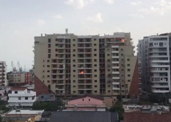 VIDEO/ Shpërthimi me 130 kg tritol shkund Durrësin, ja momenti i hidhjes në erë të 14 katëshit